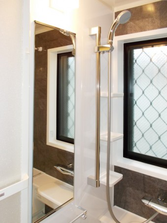 二階に水周りを新設、階段も架け替え二世帯住宅に 二階に水周りを新設、階段も架け替え二世帯住宅に